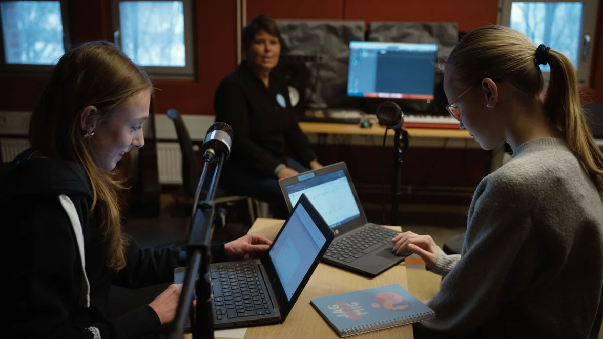 Två ungdomar med varsin laptop.