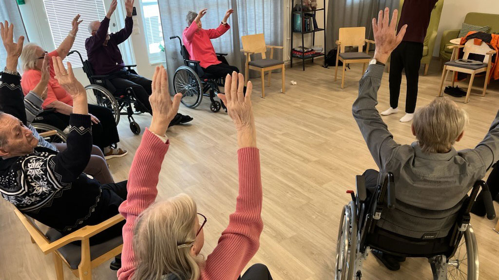 Yogaintruktör på äldreboende.