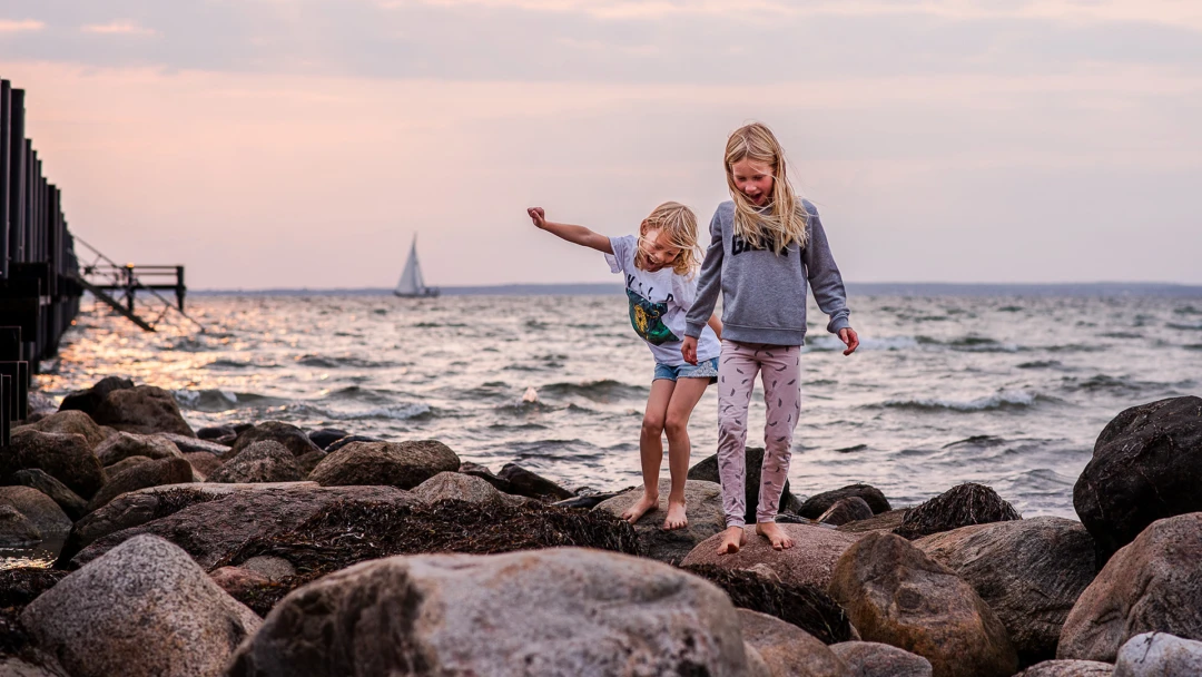 Barn som leker vid stenarna vid Rydebäcks brygga