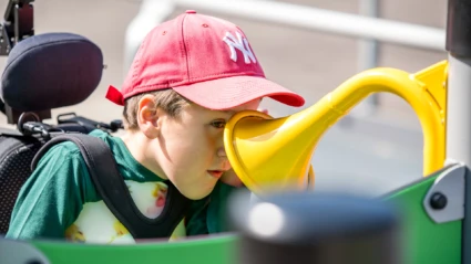 Pojke i rullstol vid lekredskap på Rymdlekan