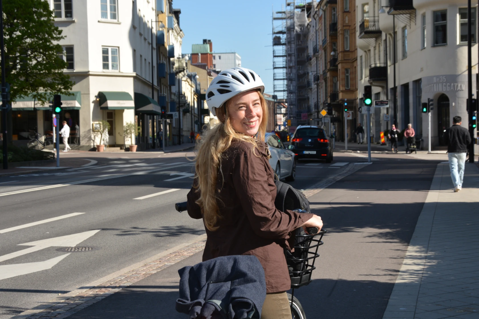 Glad cyklist med hjälm i centrala Helsingborg.