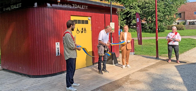 Maria Rosendahl från vård- och omsorgsförvaltningen, Karin Nilsson kognitiv konsult och Silviasyster samt Lars Konrad deltagare på en dagverksamhet inviger den vänliga toaletten.