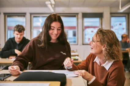 En lärare och en elev på gymnasiet