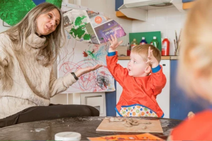 ett mindre barn och en vuxen i förskolemiljö