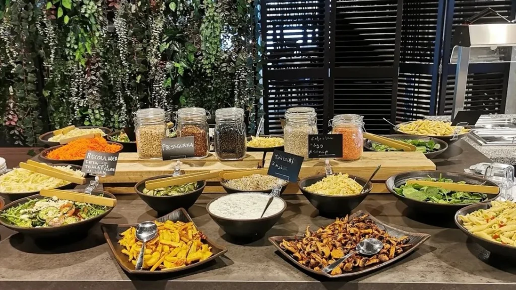 Foto på matbuffé i skola