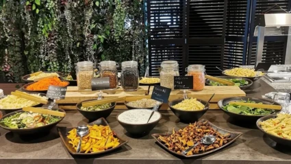 Foto på matbuffé i skola