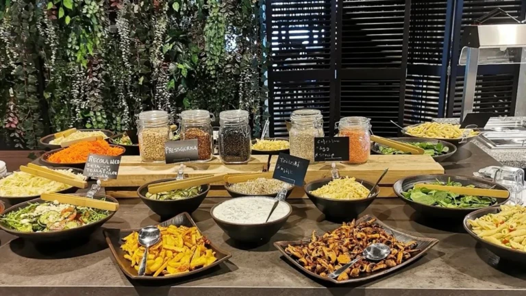 Foto på matbuffé i skola