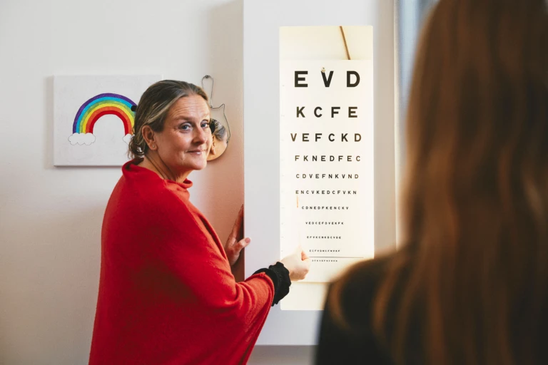 Skolsköterska gör syntest på en elev