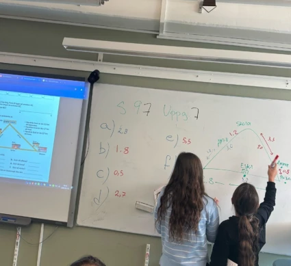 elever som räknar matematik på en stor whiteboard