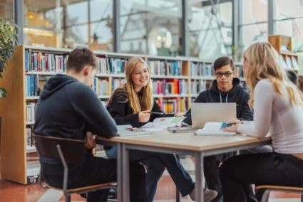 Gymnasieelever i biblioteksmiljö