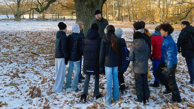 Elever från Gläntanskolan i Ödåkra planterade träd i Björka fälad med kommunekolog Fredrik Bengtsson.