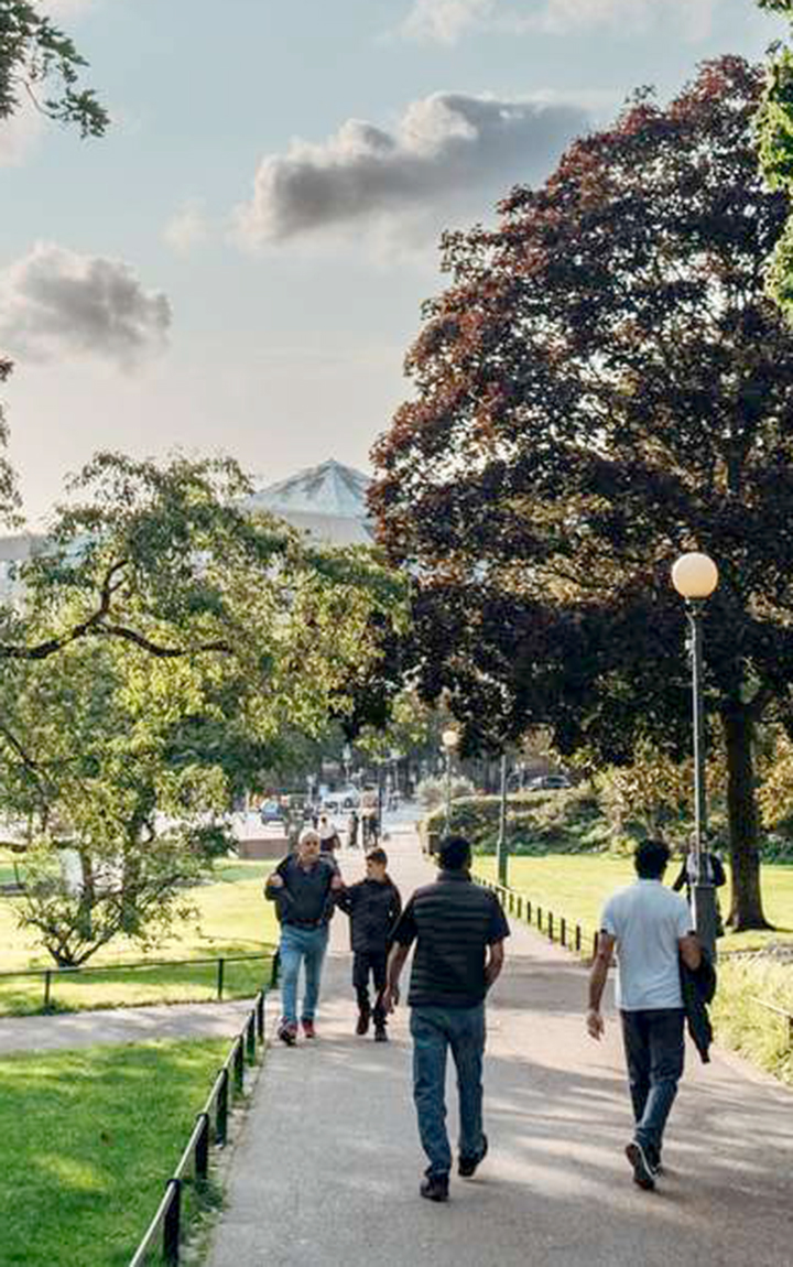 Personer går i gröna Stadsparken i Helsingborg.