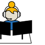 En person med headset sitter bakom ett skrivbord med två bildskärmar