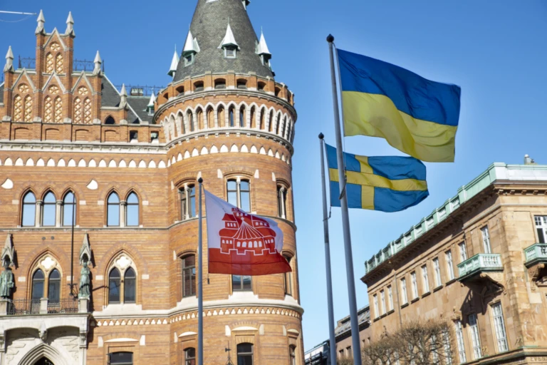 Helsingborgs, Sveriges och Ukrainas flaggor vajar framför Rådhuset