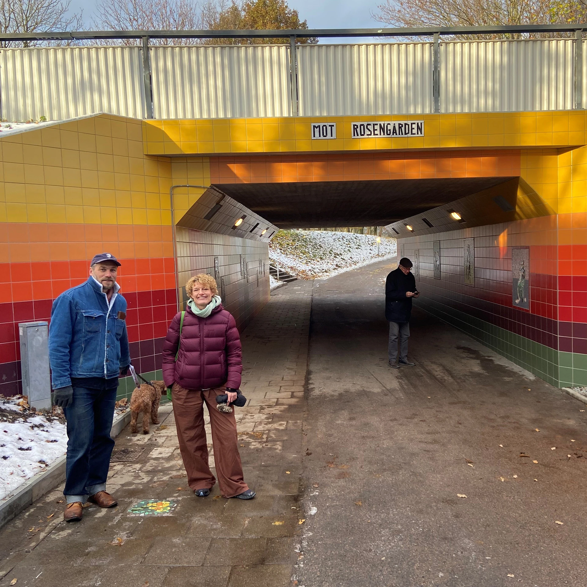 Konstärerna Björn Carnemalm och Ingrid Sandsborg framför den färdiga tunneln.