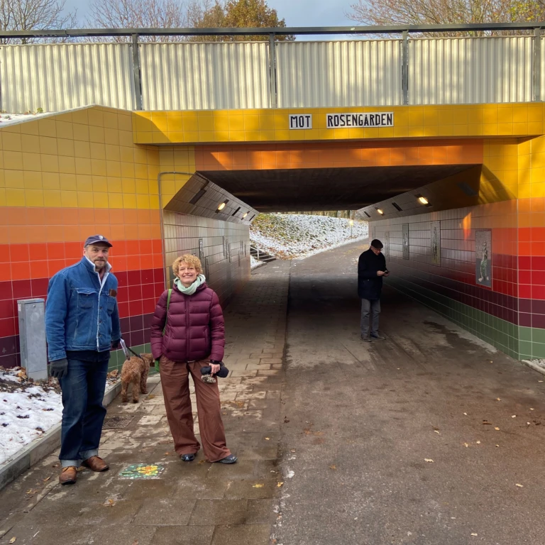 Konstärerna Björn Carnemalm och Ingrid Sandsborg framför den färdiga tunneln.