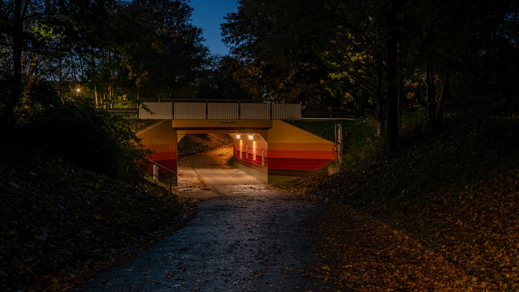 Den färdiga tunneln mellan Adolfsberg och Rosengården kvällstid.