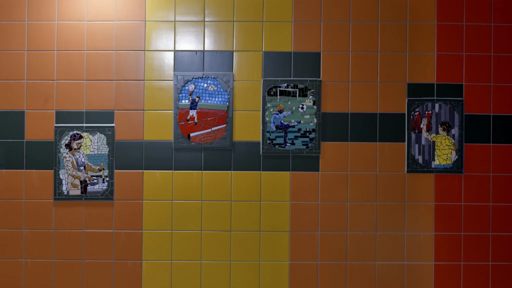 Mosaiker på en av väggarna i tunneln mellan Adolfsberg och Rosengården.