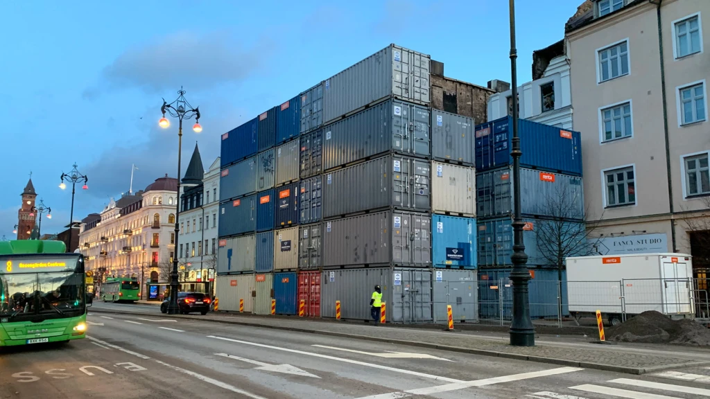 Containrar framför Hotell Kärnan i Helsingborg