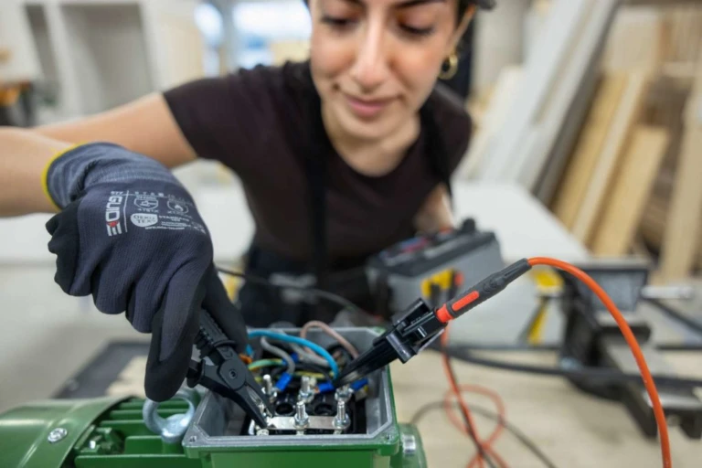 Person som mekar med elektronik på yrkeskollo i Helsingborg.