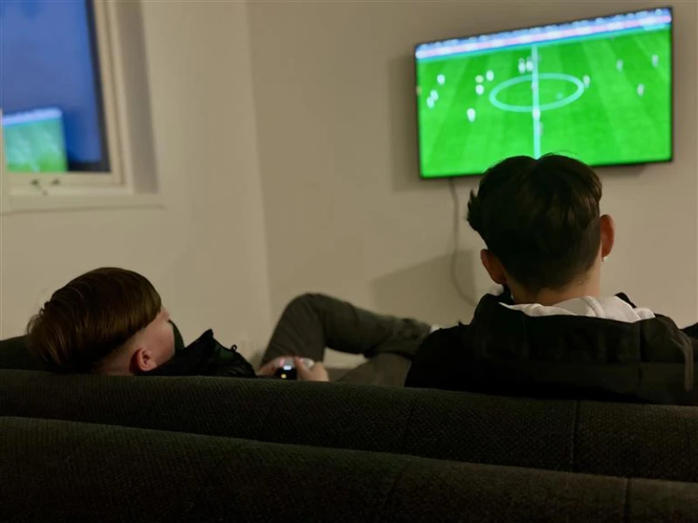 Ungdomar som spelar Fifa