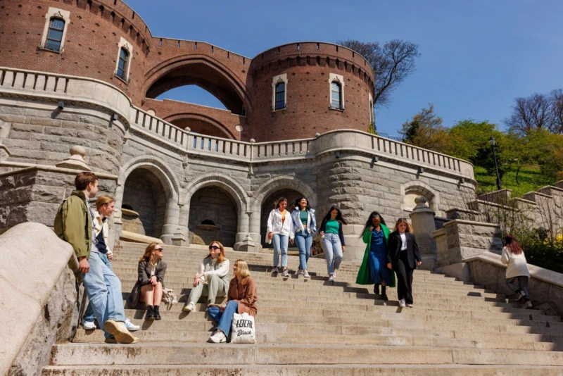 Studenter på Campus Helsingborg, promenerar i staden