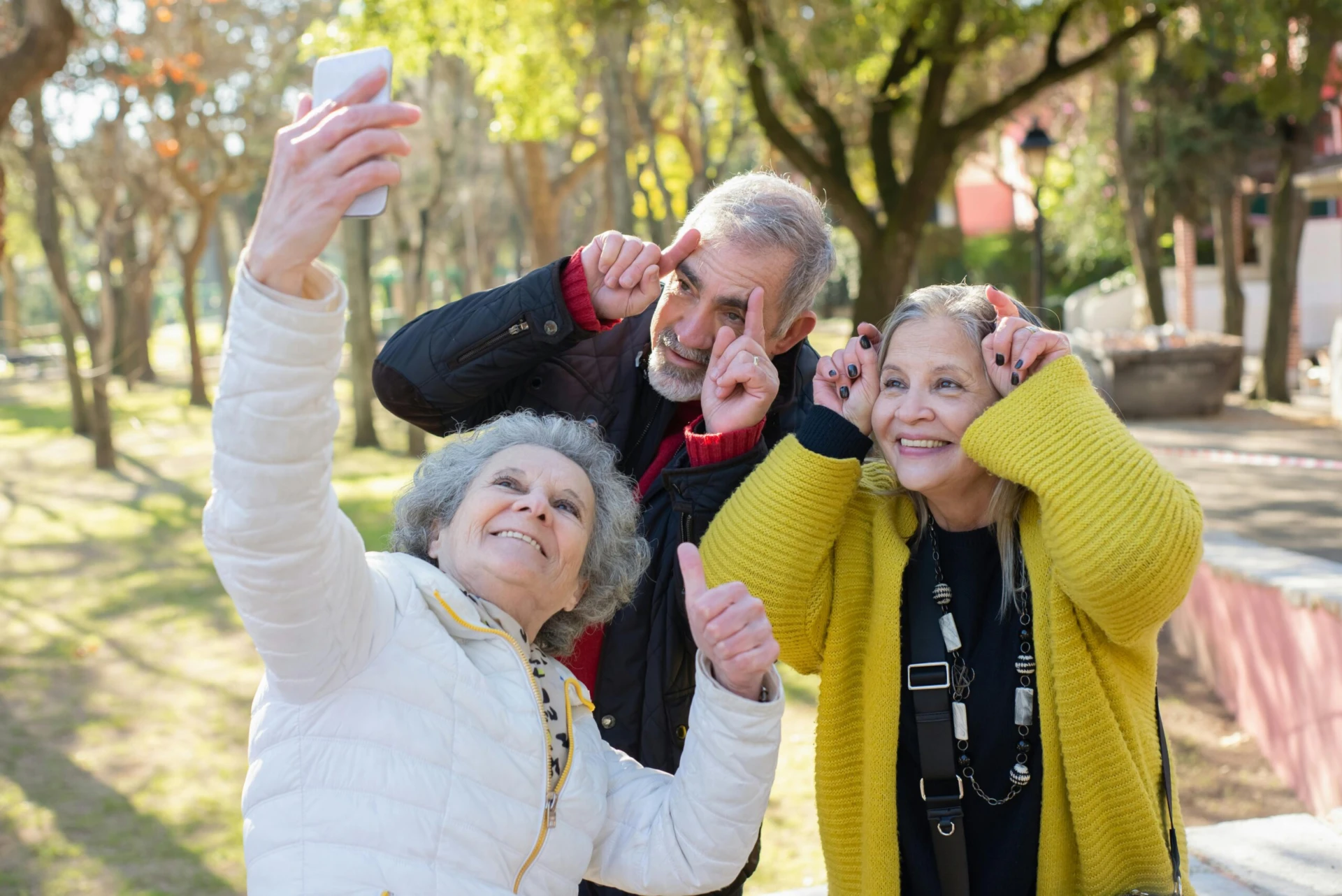 Tre seniorer tar en lustig selfie.