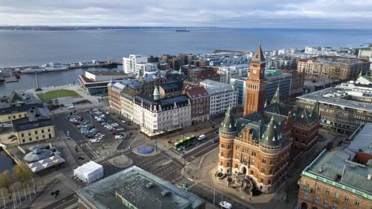Vy över centrala Helsingborg med Rådhuset i förgrunden.