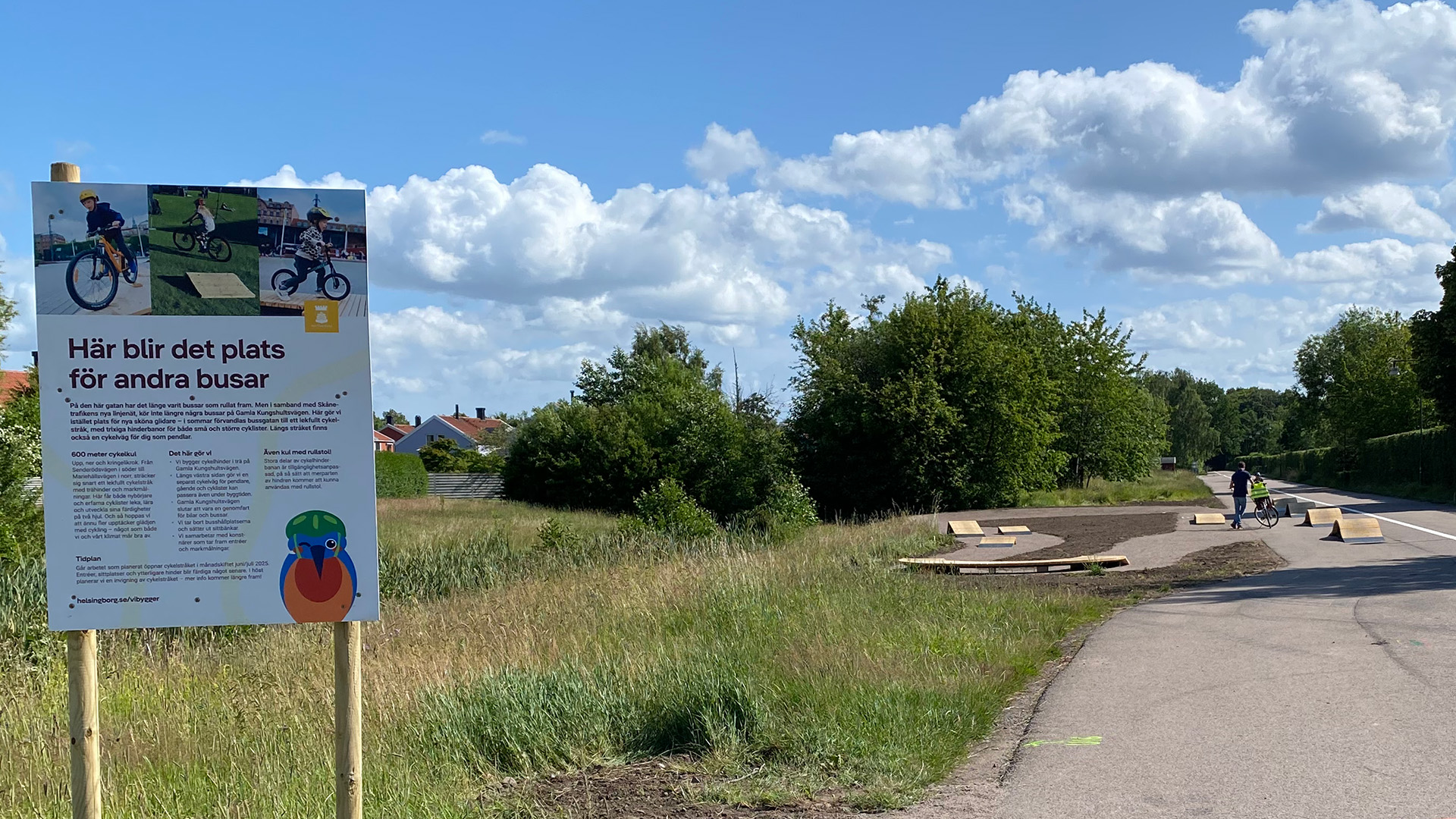 Några av hindren i Maria cykelpark och skylt i förgrunden.
