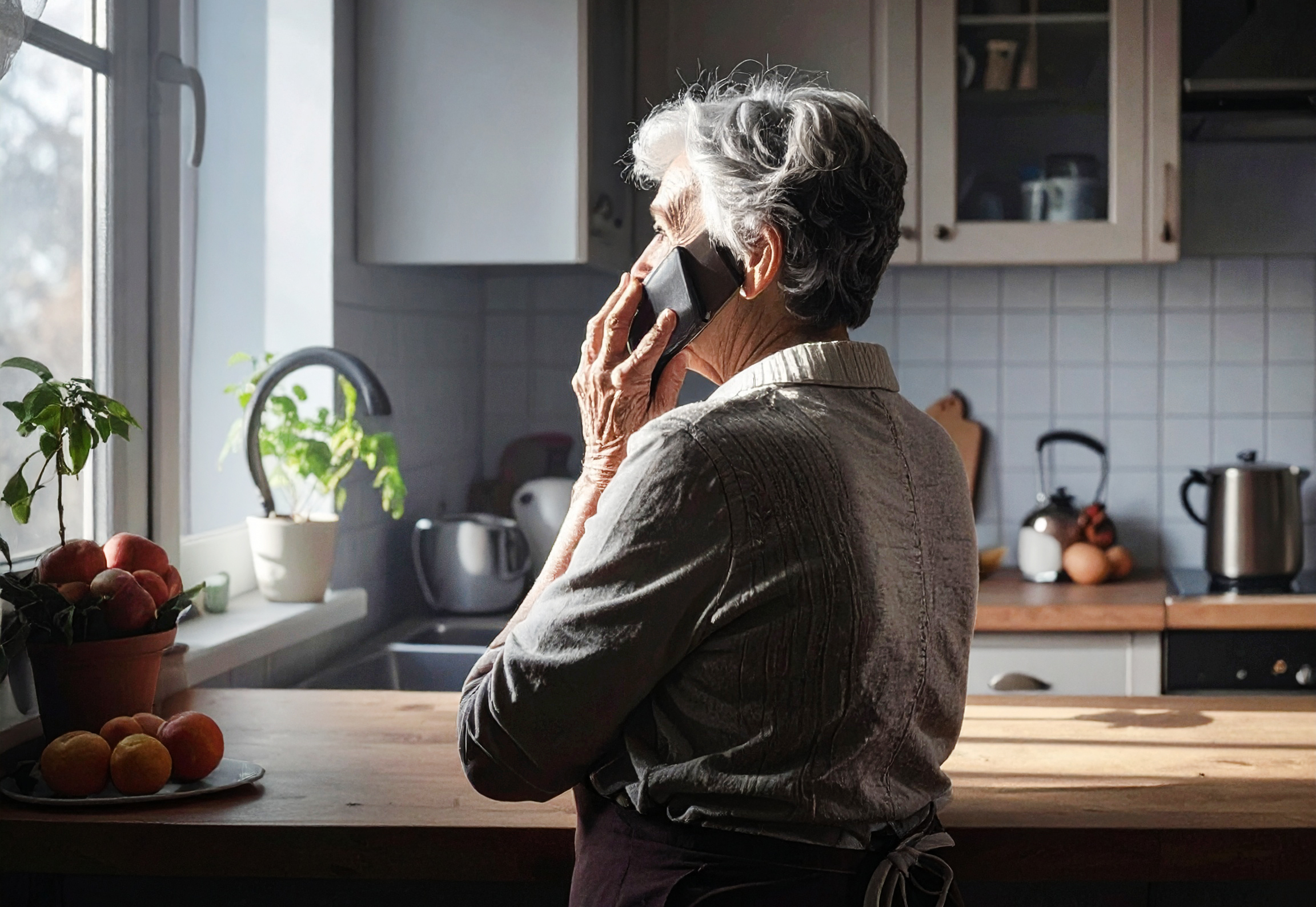 En kvinna står och pratar i telefon.
