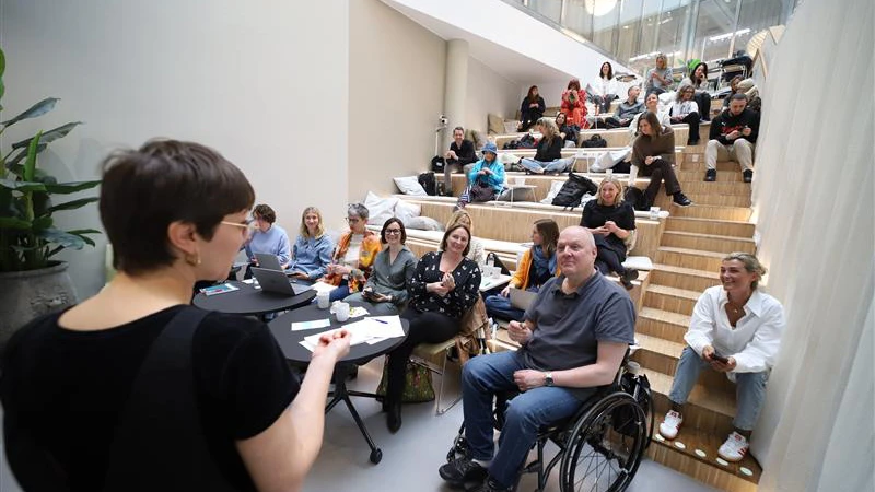 Uppmärksam publik på ett event för Visiosnfonden.