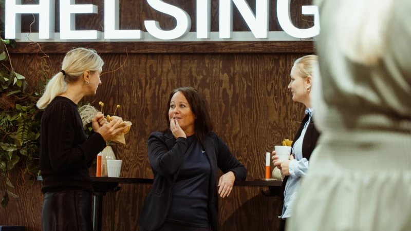 Några personer på en scen.