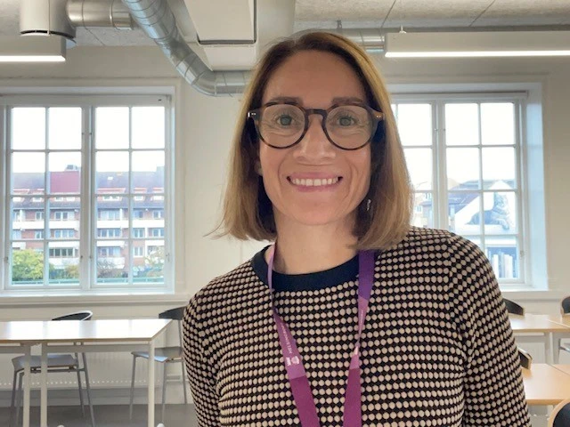 Leende kvinna med glasögon