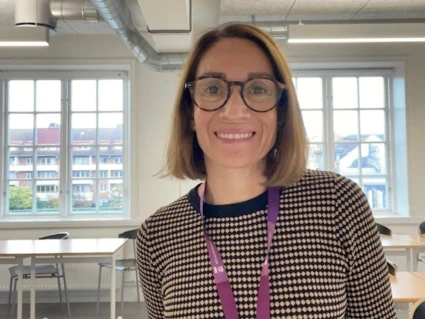 Leende kvinna med glasögon