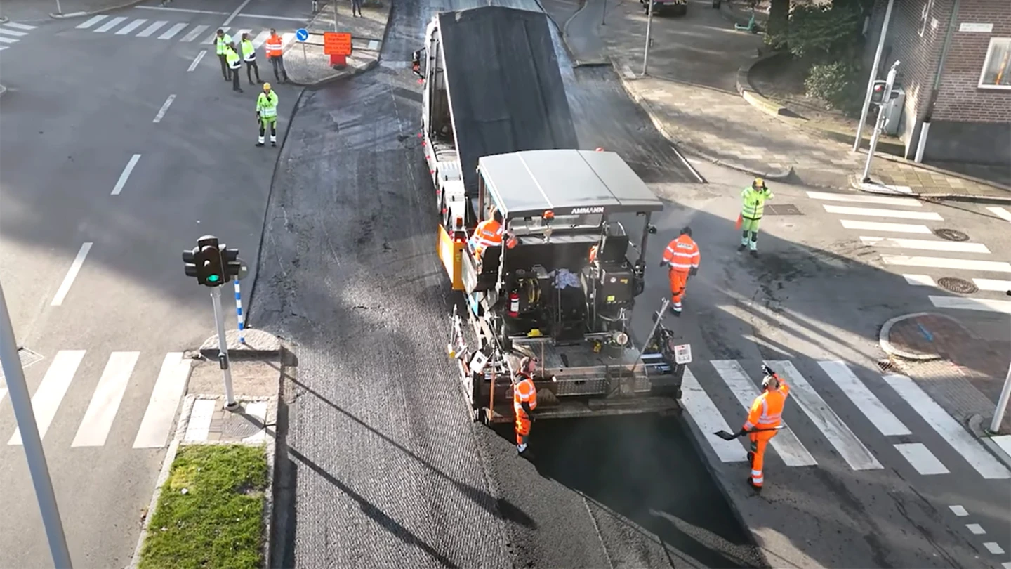 Asfaltering med eldrivna maskiner på Bergaliden i Helsingborg.
