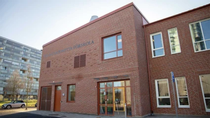 Foto på Villa Canzonetta förskolas fasad, vy mot entrén.