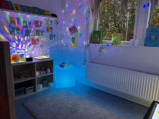 Foto på lärrum på Galaxens förskola för att testa ljus och skugga (naturvetenskapliga fenomen)