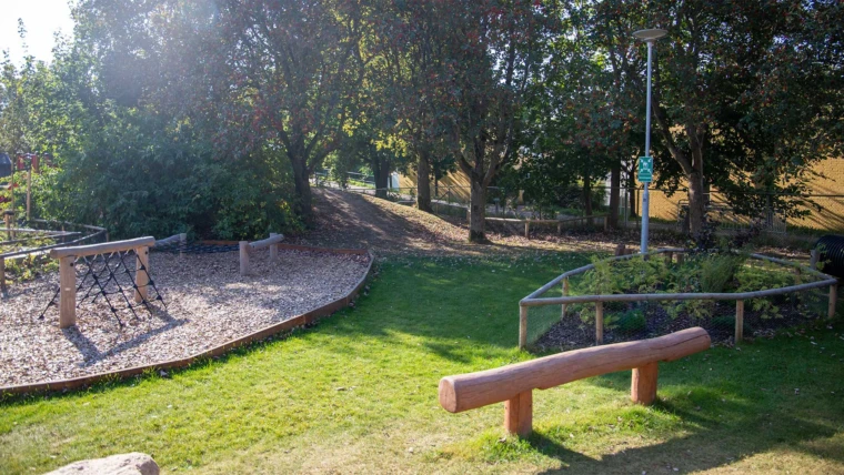 Dalhems förskola, del av gården där barnen klättrar, hoppar och springer. Foto: ChHo SFF 2024.