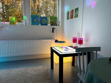 Foto på lärrum på Galaxens förskola för att undersöka färger och former i olika material (naturvetenskapliga fenomen)