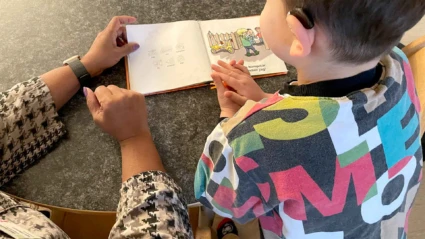 Foto på barn och pedagog på Humlegårdens förskola