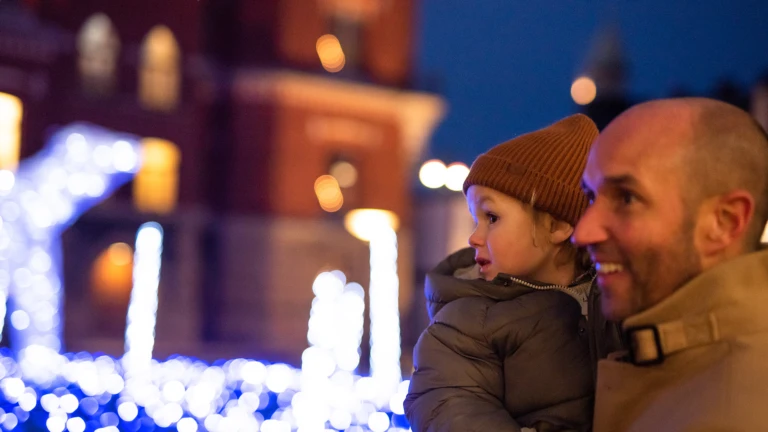 Pappa med barn framför isbjörnsfamiljen på Rådhustorget