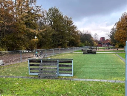 Foto på gården, en stor gräsmatta för bollspel och lek vid Galaxens förskola.