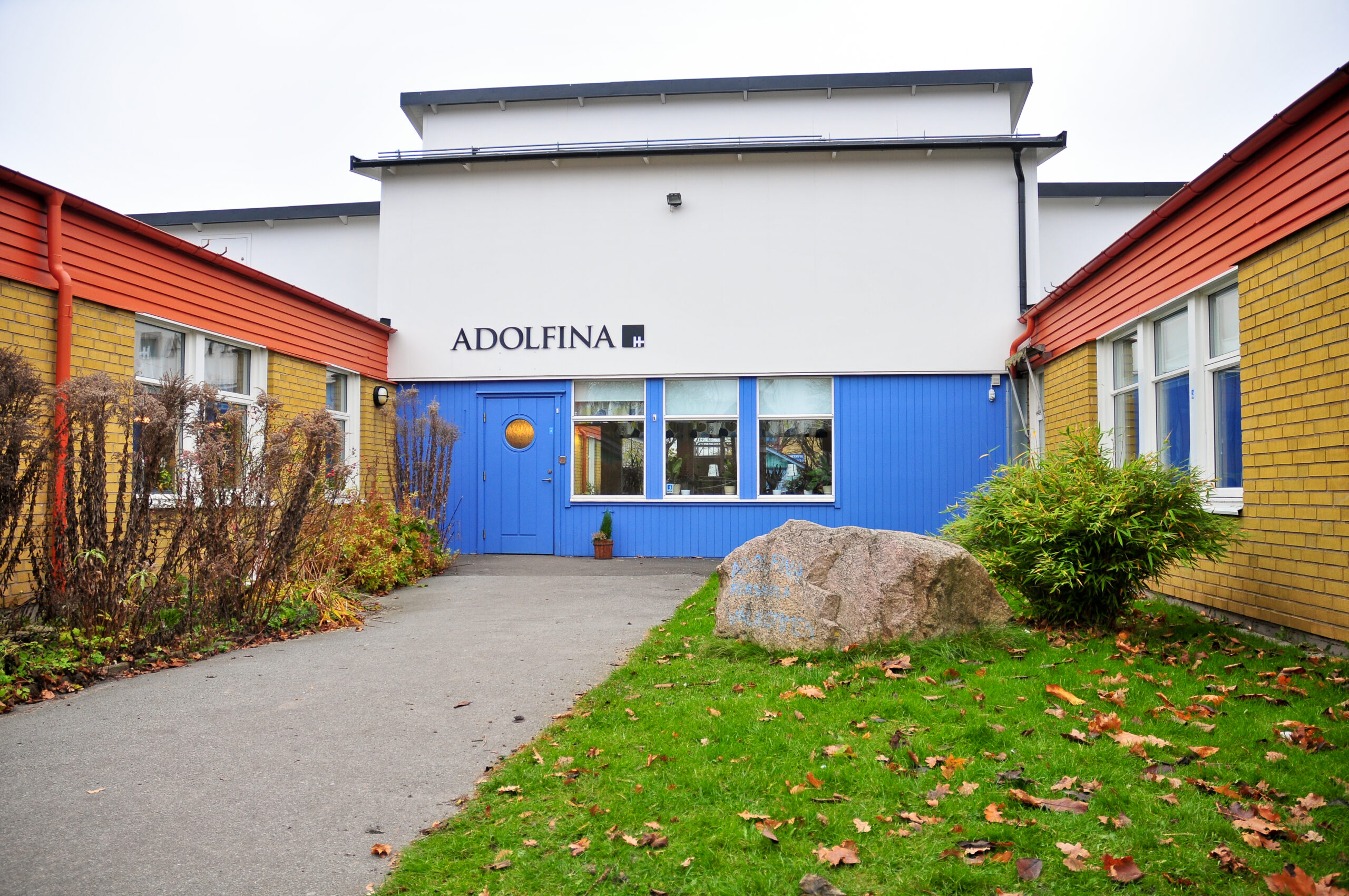 Foto på Adolfina förskola, vy mot entrén på våren.