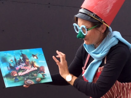 Foto på en pedagog som presenterar en saga iklädd en kostym av en av karaktärerna från sagan