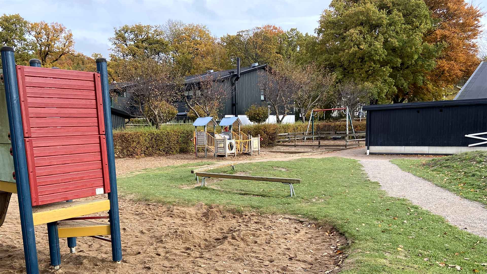 Brunnsalléns förskola, del av gården vid huvudbyggnaden.