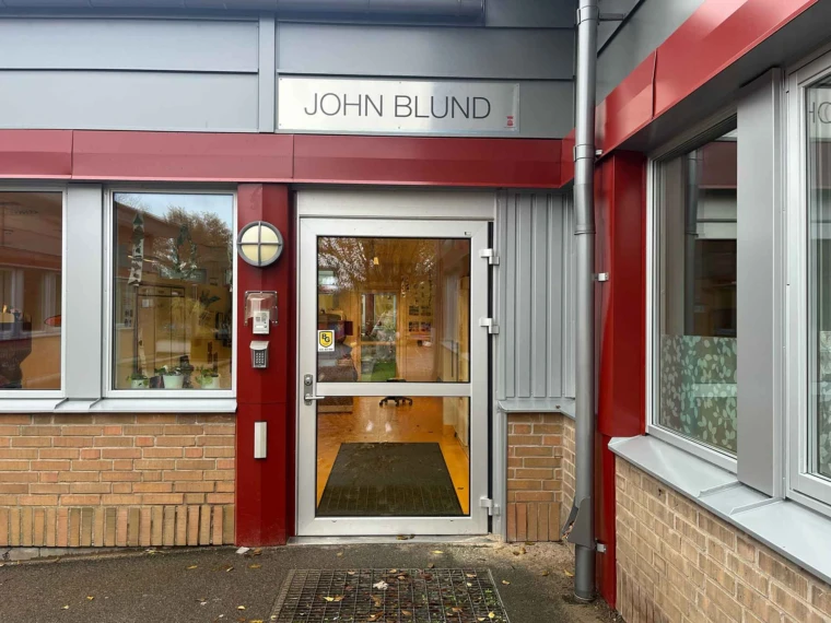 Foto på entrén till John Blunds förskola sett utifrån.