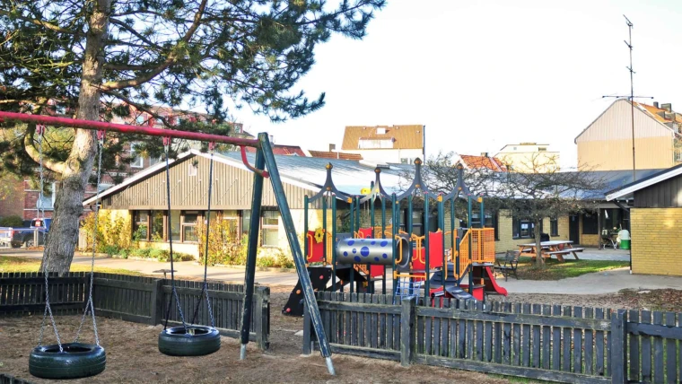 Foto på Stattena förskola före renoveringen, fasadvy från lekplatsen på gården (Foto: Fonander Foto)