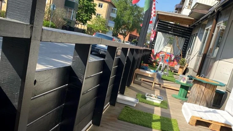 Foto av Lussebäckens förskola med vy från uteplatsen.