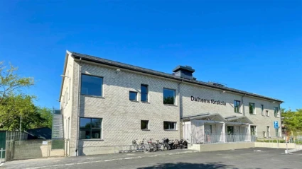 Fasaden på Dalhems förskola, vy från besöksparkeringen.