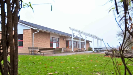 Foto på Kattarps förskolas hus, sett från gaveln mot gården.